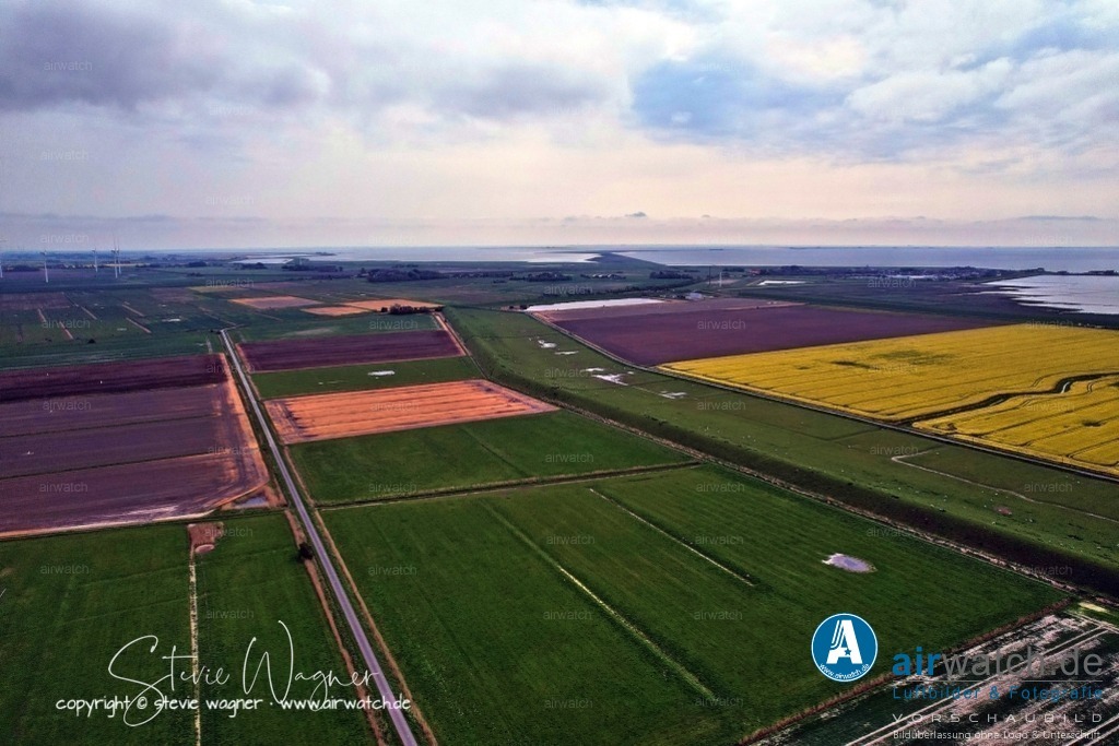 Luftbilder Galmsbuellkoog - Nordfriesland | Luftbilder Galmsbuellkoog - Kanalisation: Die Errichtung von Kanälen und Entwässerungsanlagen war notwendig, um das Land zu entwässern und die Bewirtschaftung zu ermöglichen.