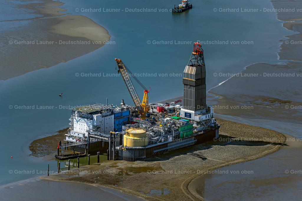 4037297 | DITHMARSCHEN 2020 Blick auf das Ölfeld Mittelplate mit der gleichnamigen Bohr- und Förderinsel Mittelplate A der RWE und der Wintershall Holding GmbH in der Nordsee im Bundesland Schleswig-Holstein.