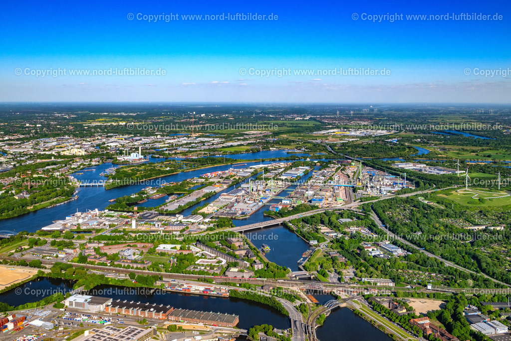 Hamburg_Veddel_Peute_ELS_8510110525 | HAMBURG 11.05.2025 Industrie- und Gewerbegebiet an der Peutestraße - Hovestraße - Müggenburger Hauptdeich entlang des Flussverlaufs der Norderelbe im Ortsteil Veddel in Hamburg, Deutschland. // Industrial and commercial area on Peutestrasse - Hovestrasse - Mueggenburger Hauptdeich in the district Veddel in Hamburg, Germany. Foto: Martin Elsen