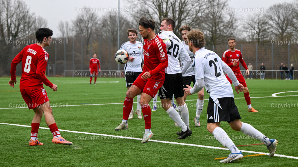 TSV Kronshagen vs. SpVg. Eidertal Molfsee | Sebastian Hencke (TSVK #20) &amp; Rune Möller (TSVK #27) vs Selim Cetintürk (Molfsee #8) &amp; Tom Wüllner (Molfsee #10) / Fußball-Landesliga Schleswig Männer 2025/2026 / TSV Kronshagen vs. SpVg. Eidertal Molfsee / Kunstrasenplatz (Platz 5) / Kronshagen / 21.03.26 - Realisiert mit Pictrs.com