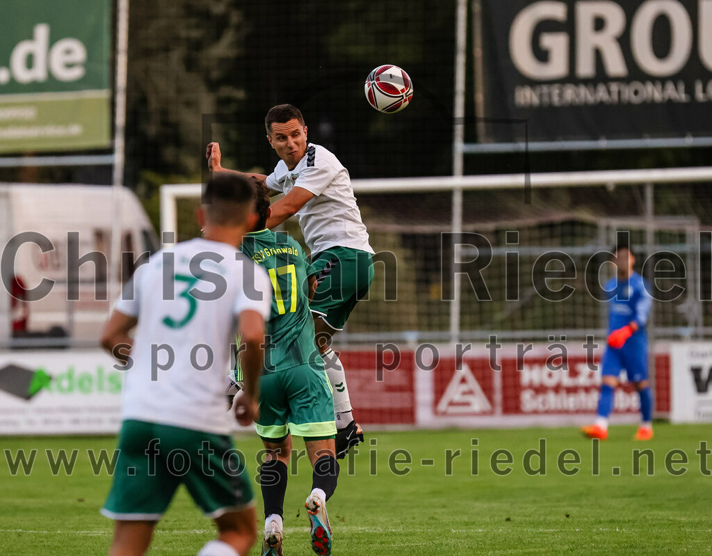 2023-09-01_021_FC_Schwaig_gegen_TSV_Gruenwald | Oberding, Deutschland, 01.09.2023:
Fußball, Landesliga Südost 2023 / 2024, 9. Spieltag, FC Schwaig gegen TSV Grünwald, Endergebnis: 3:1

Fabian Traub (TSV Grünwald, #17), Vincent Sommer (FC Schwaig, #10)

Foto: Christian Riedel / fotografie-riedel.net