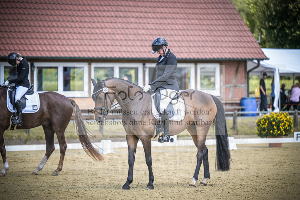 DOS_0923 | Entdecke hochwertige Reitturnierfotos von Foto Oger. Professionell, emotional und authentisch – jetzt Lieblingsmomente im Shop bestellen.Deutschlandweite Turnierfotografie. - Realisiert mit Pictrs.com
