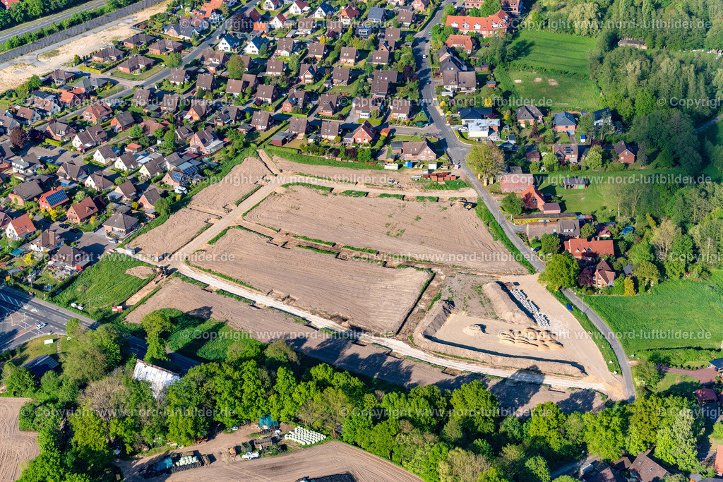 Stade_Baugebiet_Harsefelderstrasse_Klarer_Streek_ELS_7792140522 | STADE 14.05.2022 Baustelle eines Neubau- Wohngebietes der Reihenhaus- Siedlung " Klarer Streck " im Ortsteil Riensförde in Stade im Bundesland Niedersachsen, Deutschland. // Construction site of a new residential area of the terraced housing estate " Klarer Streck " in the district Riensfoerde in Stade in the state Lower Saxony, Germany. Foto: Martin Elsen