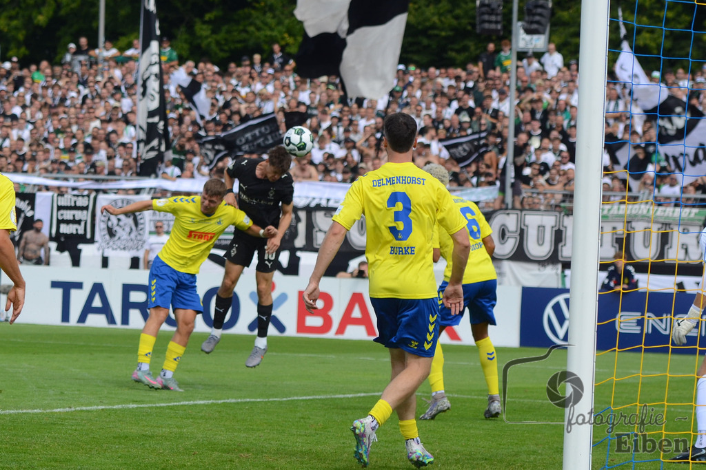 SV Atlas-Delmenhorst-Borussia Mönchengladbach | DFB-Pokal 1. Runde;SV Atlas Delmenhorst (gelb)-Borussia Mönchengladbach (schwarz) am 17.08.2025 in Oldenburg (Marschweg-Stadion), Photo: Philip Eiben 2025 - Realisiert mit Pictrs.com