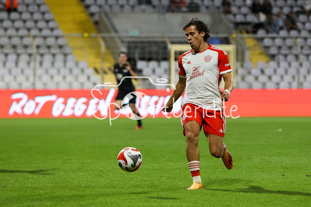 FC Bayern Amateure - FC Memmingen | David JONATHANS (FCB #27) am Ball / Freisteller / Einzelfoto