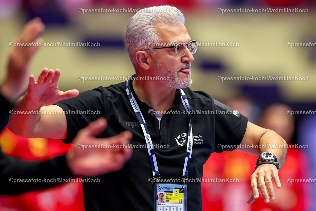 EHF18012601055 | 18.01.2026, Handball, Men's EHF EURO 2026, Portugal - Nordmazedonien, Jyske Bank Boxen in Herning, Dänemark, Preliminary Round:  Headcoach Paulo Jorge Moura Pereira (Portugal #hc)  gestikulierend am Spielfeldrand  