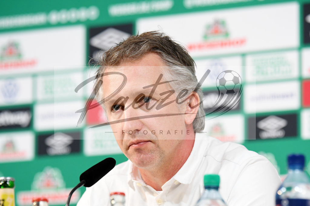20200303_PKWBRE_0033 | Fussball, Herren: Geschaeftsfuehrer Fussball Frank Baumann (SV Werder Bremen) schaut waehrend der Pressekonferenz des SV Werder Bremen im Presseraum des wohninvest Weserstadion am 03.03.2020 in Bremen, Deutschland. - Realisiert mit Pictrs.com