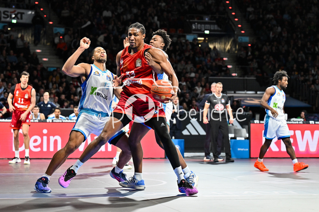 FC Bayern München - Skyliners Frankfurt | MUNICH, GERMANY - 17. FEBRUARY: im Duell Jaedon LEDEE (Skyliners Frankfurt 13) und David McCORMACK (FC Bayern Basketball 33) während dem Spiel zwischen dem FC Bayern München und den Skyliners Frankfurt am 21. Spieltag der easyCredit BBL im BMW Park