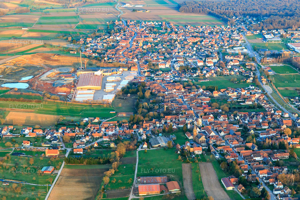 Vue aérienne: Vue de la ville depuis l'ouest à Betschdorf dans le département Bas Rhin, France.Photo: IMG_105004.jpg prise le 21/03/2018 par Werner Riehm/FLY-FOTO.euRésolution de l'original: 5327 x 3551 px
