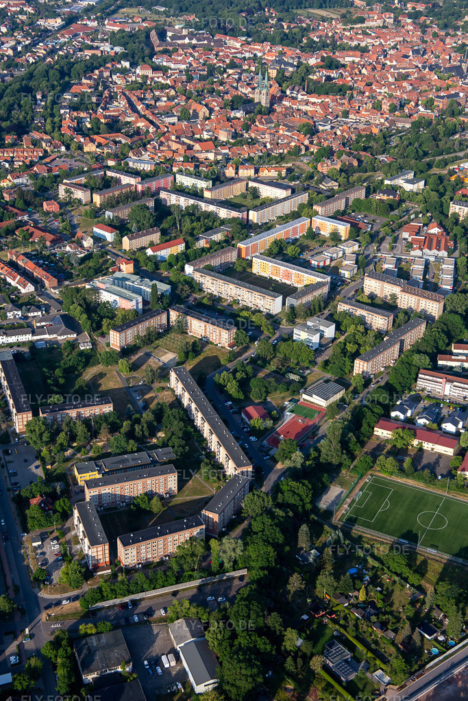 Luftbild: Wohnblöcke Birkenstr in Quedlinburg im Bundesland Sachsen-Anhalt in Deutschland. Foto: IMG_136317.jpg vom 15.06.2023 durch Werner Riehm/FLY-FOTO.de