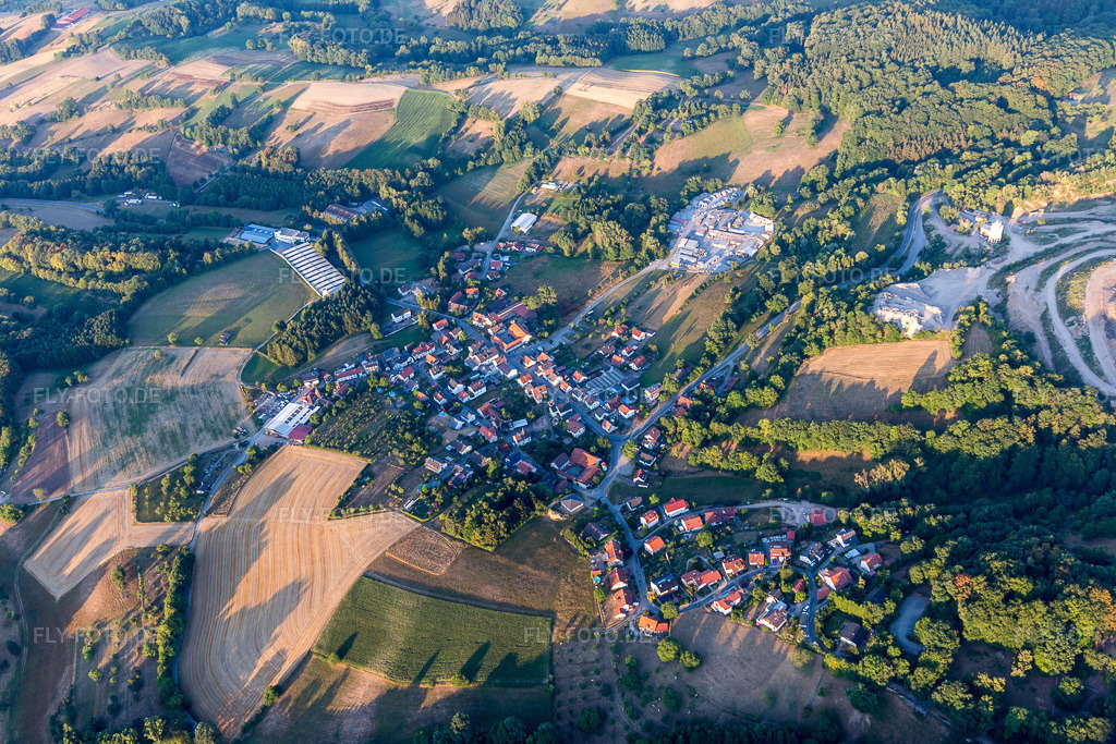Luftbild: Ortsansicht im Ortsteil Erlenbach in Fürth im Bundesland Hessen in Deutschland. Foto: IMG_109444.jpg vom 31.07.2018 durch Werner Riehm/FLY-FOTO.de