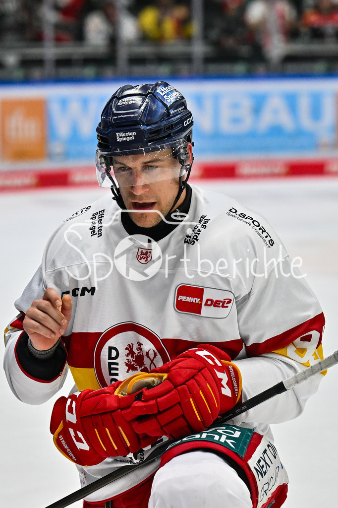 Augsburger Panther - Düsseldorfer EG | im Bild ein niedergeschlagenener Tyler GAUDET (Duessedorfer EG 93)  mit haengendem Kopf / Einzelfoto / Freisteller / DEL: Augsburger Panther - Duesseldorfer EG, Curt Frenzel Stadion am 04.03.2025