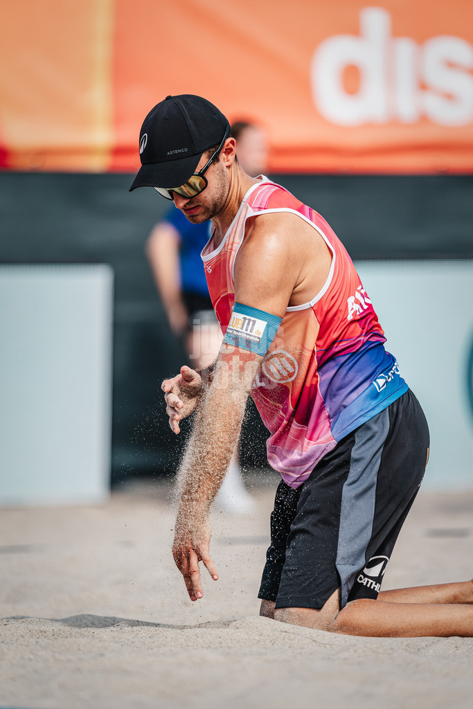 Beachvolleyball | Männer | Allianz German Beach Tour 2024 | Tourstop Kühlungsborn 2 | 15.08.2024 | Tilo Rietschel streift sich den Sand vom Arm