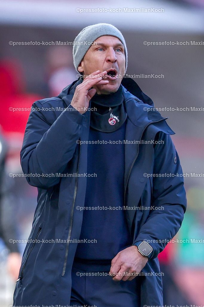 1FC30112402109 | 30.11.2024, Fußball, 1. FC Köln - Hannover 96, 2. Fußball Bundesliga, RheinEnergieSTADION, Saison 2024 2025: Trainer Gerhard Struber (Cheftrainer 1.FC Köln) steht gestikulierend am SpielfeldrandDFB regulations prohibit any use of photographs as image sequences and or quasi-video.