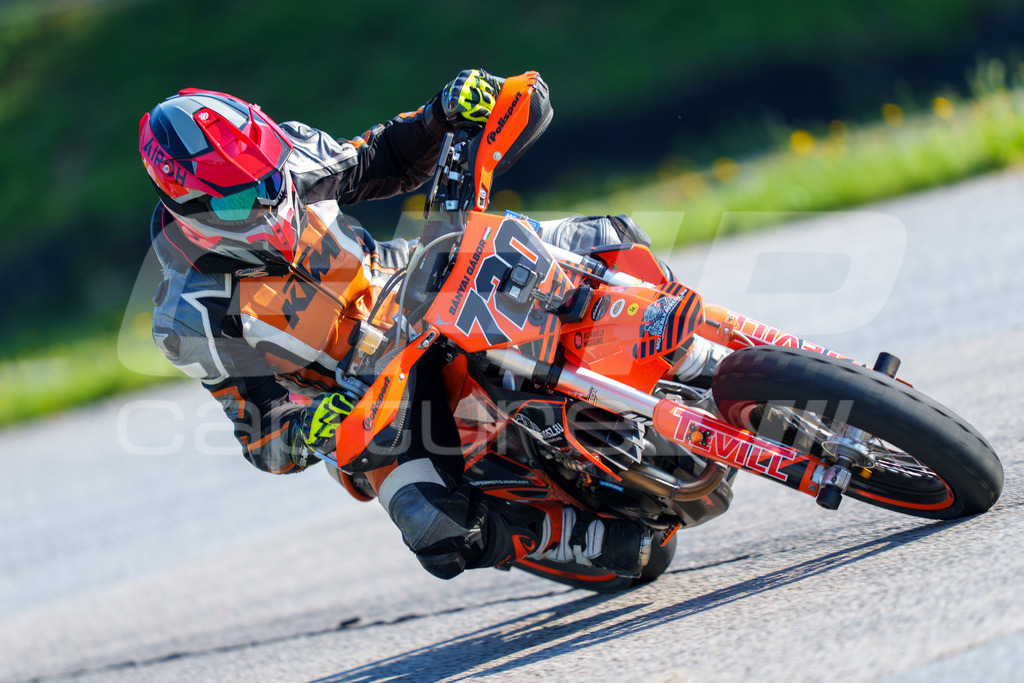 SuperMoto_Staatsmeisterschaft_Greinbach_068 | GRIPcapture steht für authentische Sportfotografie in Österreich – für Momente, die mehr sind als Geschwindigkeit oder Ergebnis. Es geht um Emotion, Spannung, Fokus und den Augenblick, der oft nur einen Wimpernschlag dauert.Ob Motorsport, Teamsport oder 