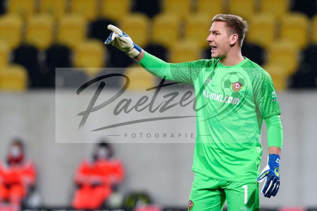 SGDHSV20220114_139 | Fussball, Herren: Torwart Kevin Broll (SG Dynamo Dresden) gestikuliert, Gestik bei dem Spiel der 2. Bundesliga zwischen SG Dynamo Dresden und Hamburger SV im Rudolf-Harbig-Stadion am 14.01.2022 in Dresden, Deutschland.DFB / DFL REGULATIONS PROHIBIT ANY USE OF PHOTOGRAPHS AS IMAGE SEQUENCES AND/OR QUASI-VIDEO. - Realisiert mit Pictrs.com