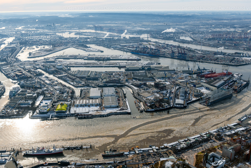 4044687 | HAMBURG 14.02.2021 Hafenanlagen am Ufer des Fluß- Verlaufes der Elbe vom Stadtteil Steinwerder in Hamburg. // Port facilities on the banks of the river course of the Elbe from district Steinwerder in Hamburg. Foto: Gerhard Launer