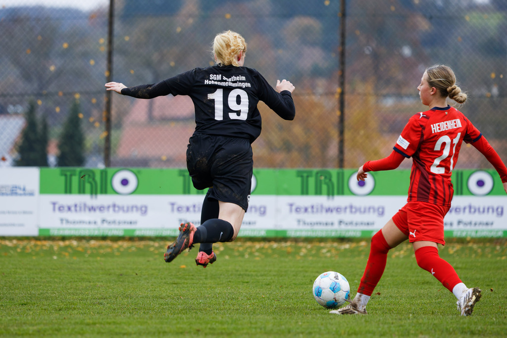 HOHFCH_251109_7676 | 1.FC Heidenheim 1846 II vs. GAST, Fußball, Frauen, Bezirksliga, 2025/2026, X. Spieltag, 03.10.2025 in Heidenheim, Kunstrasen b. Voith-Arena West(Foto: Michael Bulling) - Realisiert mit Pictrs.com