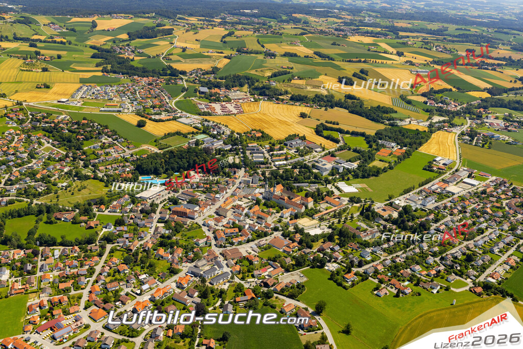 Aktuelles Luftbild von  Fürstenzell - Die Luftaufnahme wurde 2022 mittels UL-Flugzeug erstellt ( keine Drohne ) - hochauflösende Kamera-Systeme von  Canon -Beste Qualität - Für grossformatige Ausdrucke geeignet. Die Geschenkidee !