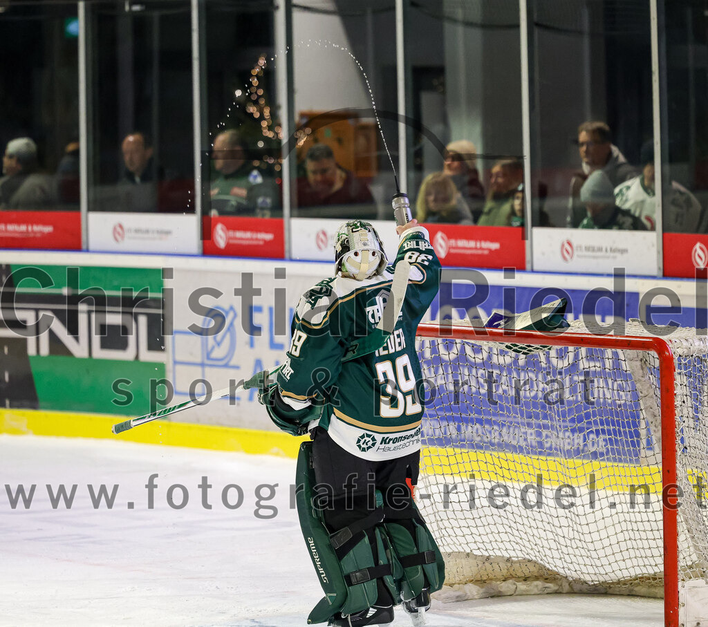 2025-11-30_090_TSV_Erding_gegen_EC_Peiting | Erding, Deutschland, 30.11.2025:Eishockey, Oberliga Süd 2025 / 2026, 22. Spieltag, TSV Erding gegen EC Peiting, Endergebnis: 5:1Torwart Leon Meder (Erding Gladiators, #39)Foto: Christian Riedel / fotografie-riedel.net