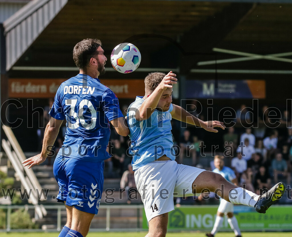 2023-09-16_083_FC_Langengeisling_gegen_TSV_Dorfen | Erding, Deutschland, 16.09.2023:
Fußball, Bezirksliga Oberbayern Ost 2023 / 2024, 9. Spieltag, FC Langengeisling gegen TSV Dorfen, Endergebnis: 3:1

Michael Eder (TSV Dorfen, #30), David Riederle (FC Langengeisling, #14)

Foto: Christian Riedel / fotografie-riedel.net