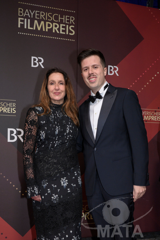 _DWI4892 | Barbara Philipp mit Gast bei der Verleihung des 47. Bayerischen Filmpreises 2026  im Prinzregententheater. München, Deutschland. Der Bayerische Filmpreis wird seit 1979 von der Bayerischen Staatsregierung verliehen, um die Bedeutung des Kinofilms als Kulturgut herauszustellen - Realisiert mit Pictrs.com