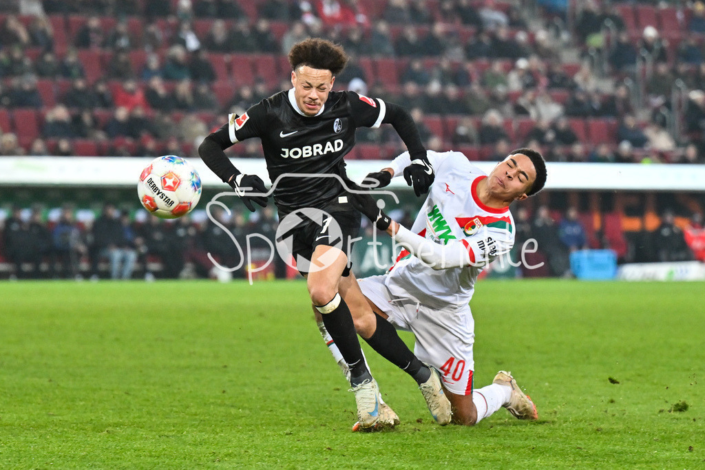 FC Augsburg - SC Freiburg | AUGSBURG, GERMANY - 18. JANUARY: im Duell Derry Lionel SCHERHANT (SC Freiburg 7) und Noahkai BANKS (FC Augsburg 40) während dem Bundesligamatch zwischen dem FC Augsburg und dem SC Freiburg am 18. Spieltag in der WWK-Arena / DFL REGULATIONS PROHIBIT ANY USE OF PHOTOGRAPHS AS IMAGE SEQUENCES AND/OR QUASI-VIDEO