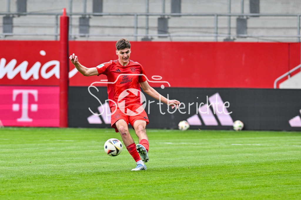 FC Bayern München U19 - VfL Wolfsburg U19 | am Ball Ljubo PULJIC (FCB #5) / Einzelfoto / Freisteller / U19 DFB Nachwuchsliga Endrunde: FC Bayern Muenchen - VfL Wolfsburg, FC Bayern Campus am 26.04.2025