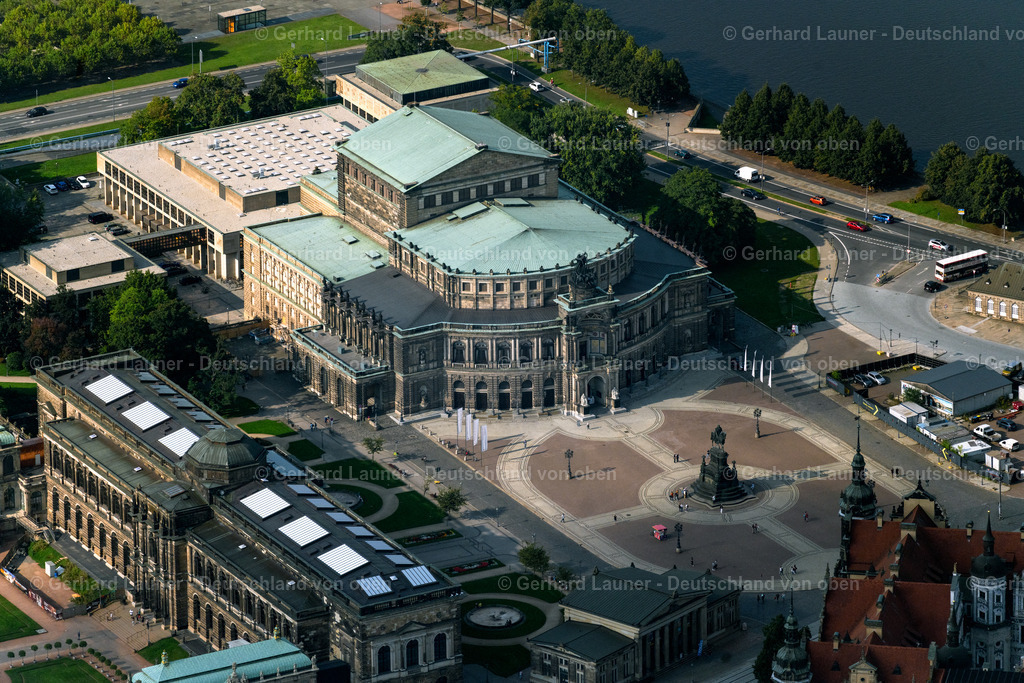 4060938 | DRESDEN 07.09.2021 Semperoper am Theaterplatz in Dresden im Bundesland Sachsen,Deutschland. Das Opernhaus wurde von dem Architekten Gottfried Semper entworfen. Weiterführende Informationen bei: Landeshauptstadt Dresden,  Radeberger Gruppe KG,  Sennheiser electronic GmbH & Co. KG,  Staatsbetrieb Sächsische Staatstheater. // View of the opera Semperoper in Dresden in the state Saxony. Further information at: Landeshauptstadt Dresden,  Radeberger Gruppe KG,  Sennheiser electronic GmbH & Co. KG,  Staatsbetrieb Saechsische Staatstheater. Foto: Gerhard Launer