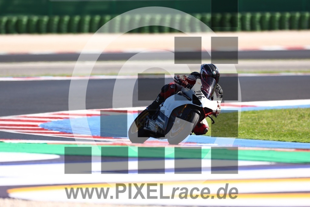 0216-20240928_07187 | Schöne Erinnerungen an spannende Momente - das festzuhalten ist unser Job. PIXELrace.de ist seit 2003 auf den Rennstrecken Europas unterwegs um die Action draußen beim Fahren und die wunderbare Stimmung imm Fahrerlager für euch einzufangen.