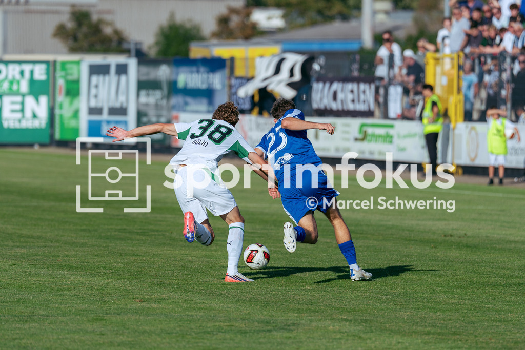 SSVg Velbert 02 – Borussia Mönchengladbach | Hugo Bolin (Borussia Mönchengladbach) und Max Wiese (SSVg Velbert 02) im Laufduell. Testspiel zwischen der SSVg Velbert 02 und Borussia Mönchengladbach in Velbert, 12.08.2026. Endstand: 0:8. sportimfokus / Marcel Schwering - Realisiert mit Pictrs.com