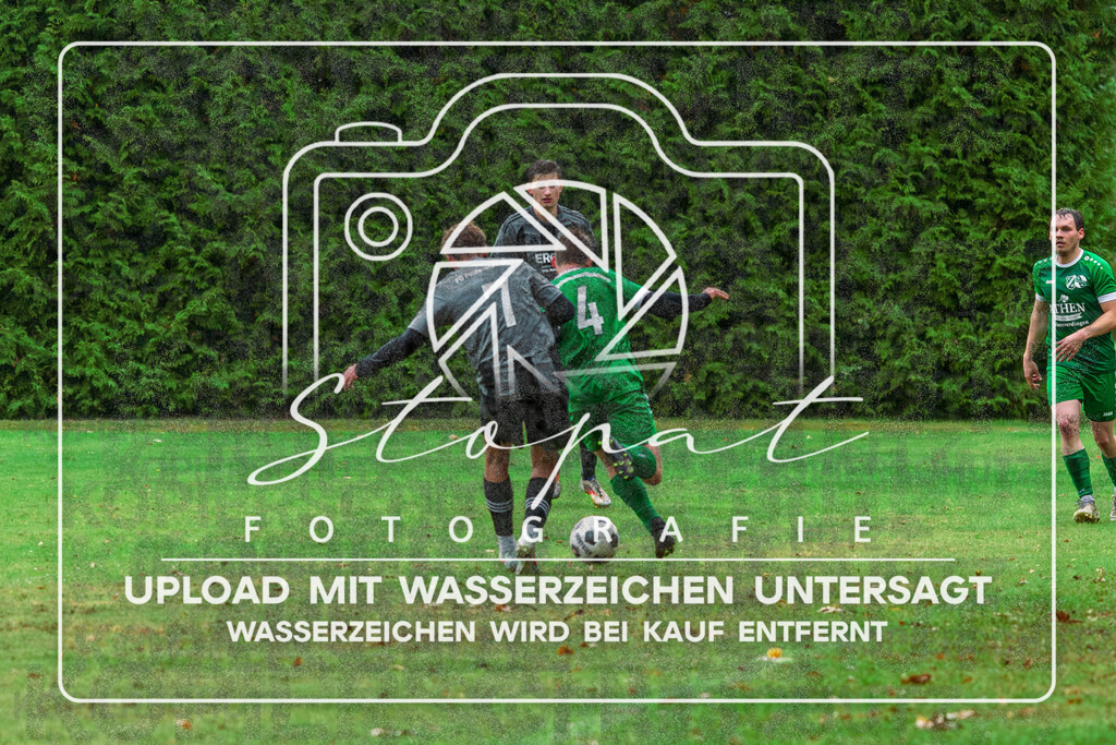 SGWFGFS-1091 | Maximilian Roehrs (SG Wintermoor/Schuelern #04) und Max Peters (FG Fulde-Stellichte #07) beim Herren Kreisliga HK Spiel zwischen SG Schulern/Wintermoor und FG Fulde-Stellichte im Stadion Wintermoor, Schneverdingen (Simon Paul Stopat) - Realisiert mit Pictrs.com