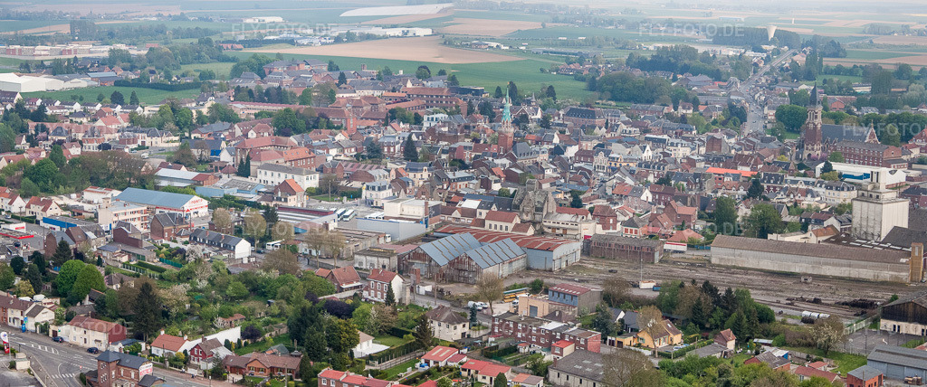 Luftbild: Panorama Perspektive Ortsansicht der Straßen und Häuser der Wohngebiete in Bapaume im Bundesland Pas-de-Calais in Frankreich. Foto: IMG_40056-Bearbeitet.jpg vom 17.04.2011 durch Werner Riehm/FLY-FOTO.deAuflösung des Originals: 7409 x 3096 px