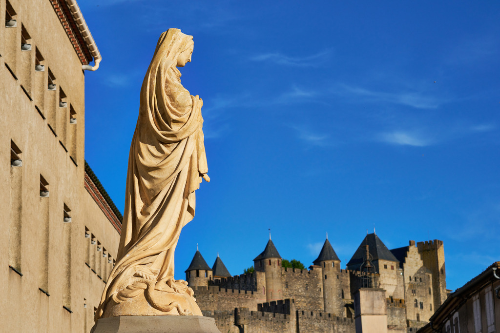 Blick auf die Cité von Carcassonne | Carcassonne, Frankreich - May 09, 2024: Blick auf die Cité von Carcassonne mit blauem Himmel. - Realisiert mit Pictrs.com