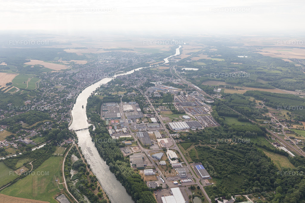 Aerial view: View of the town in Joigny in the state Yonne, France. – Photo: IMG_101304.jpg taken on 06/25/2017 by Werner Riehm/FLY-FOTO.com – Resolution of the original: 5243 x 3495 px