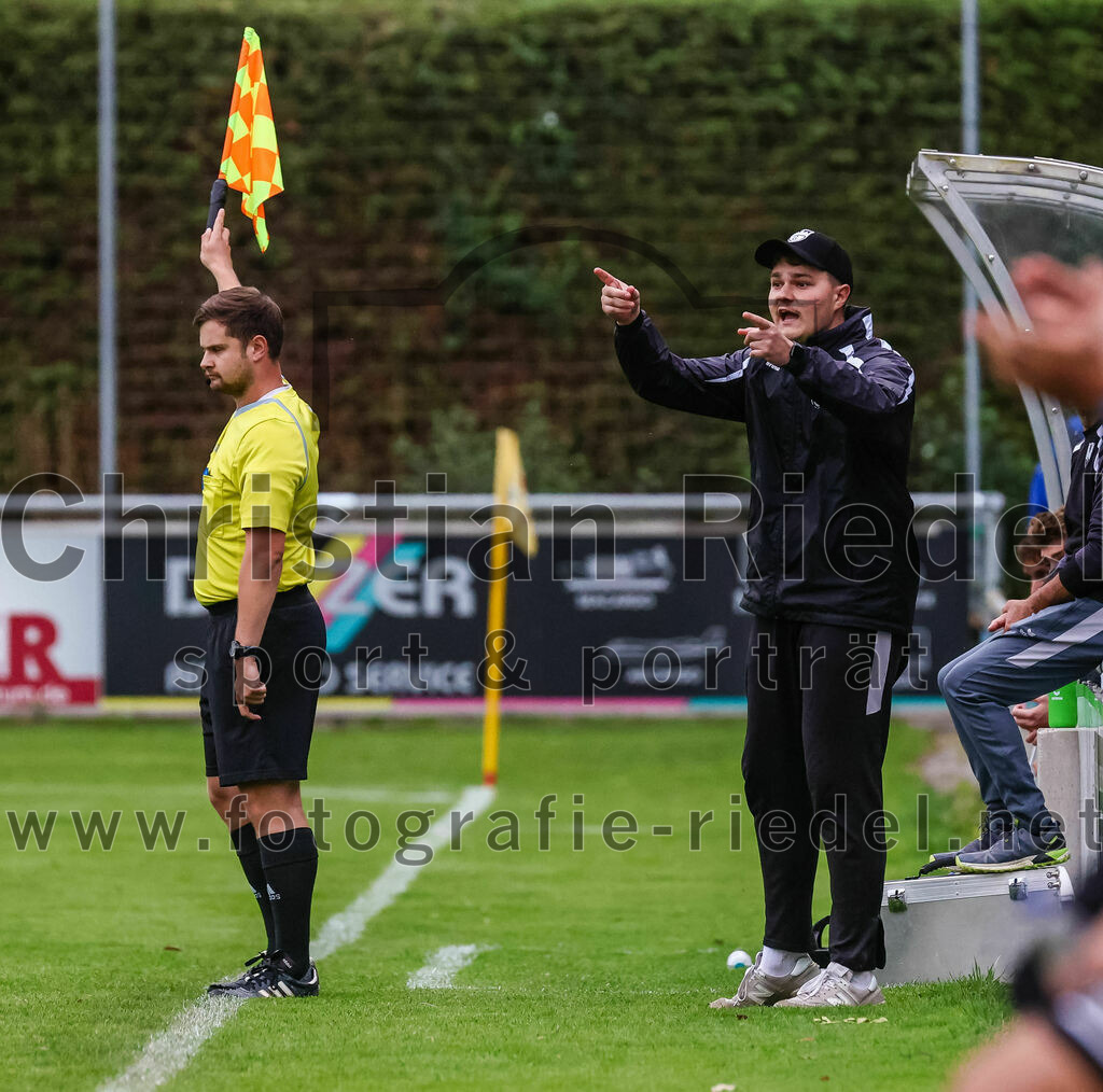 2023-08-09_039_FC_Schwaig_gegen_TuS_Geretsried | Deutschland, 09.08.2023:
Fußball, Landesliga Südost 2023 / 2024, 5. Spieltag, FC Schwaig gegen TuS Geretsried, Endergebnis: 4:1

Trainer Daniel Dittmann (TuS Geretsried)

Foto: Christian Riedel / fotografie-riedel.net