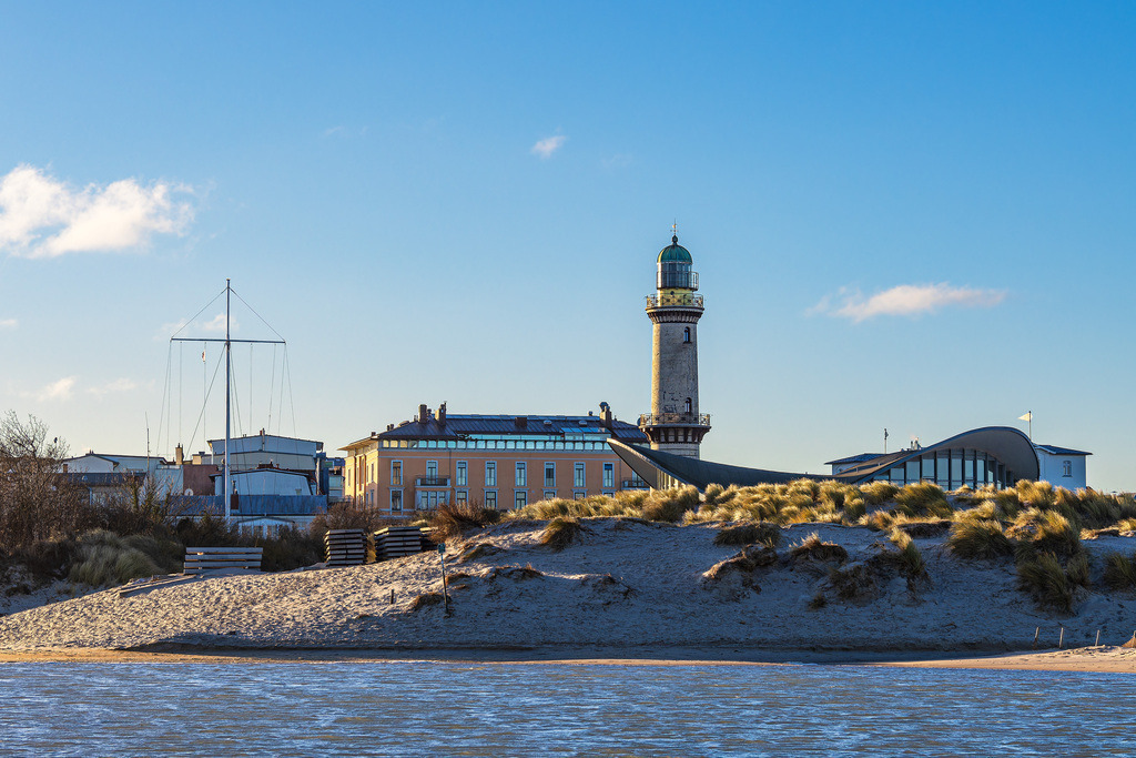 Leuchtturm und Teepott an der Ostseeküste in Warnemünde | Leuchtturm und Teepott an der Ostseeküste in Warnemünde.
