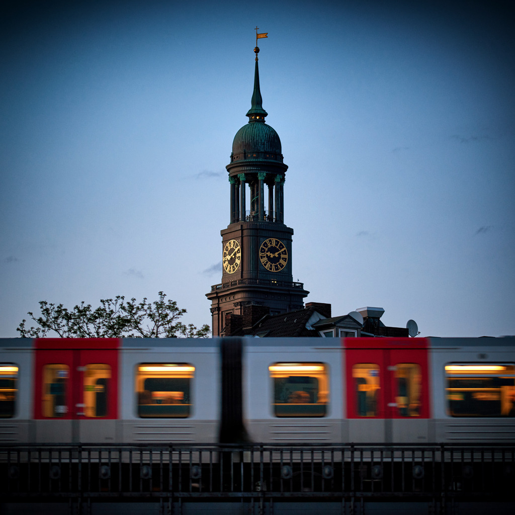 10261003 - Michel und U-Bahn | Blick auf den Michel mit einer vorbeifahrenden U-Bahn. Erhältlich als hochwertiges Wandbild auf Leinwand, Acrylglas, Alu-Dibond, Poster oder digital als Download, einfach über "Bestellen" konfigurieren.