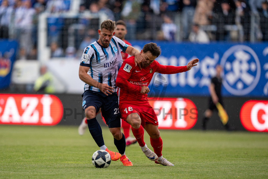 Stuttgarter Kickers vs. SG Sonnenhof Großaspach, Fussball, Regionalliga Suedwest, 34. Spieltag, 16.05.2026 | Zweikampf zwischen David Braig (Stuttgarter Kickers, #22) und Niklas Pollex (SG Sonnenhof Großaspach, #18),Stuttgarter Kickers vs. SG Sonnenhof Großaspach, Fussball, Regionalliga Suedwest, 34. Spieltag, 16.05.2026