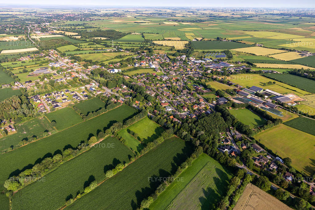 Luftbild: Landwirtschaftliche Nutzflächen und Feldgrenzen umsäumen das Siedlungsgebiet des Dorfes in Bargenstedt im Bundesland Schleswig-Holstein in Deutschland. Foto: IMG_0007135.jpg vom 11.07.2021 durch Werner Riehm/FLY-FOTO.de
