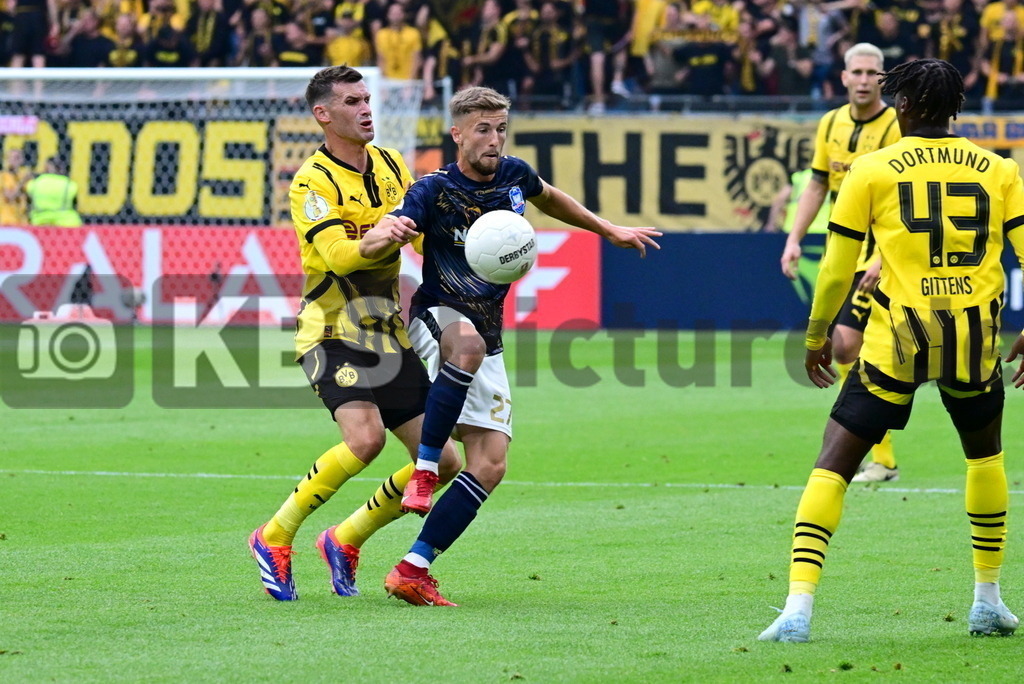 KBS Picture_PhoenixLuebeck-BorDortmund_044 | v.l. Gross Pascal (Borussia Dortmund) , Bock Corvin (Phoenix Luebeck) ,Sportplatz :  Volksparkstadion, - Realisiert mit Pictrs.com