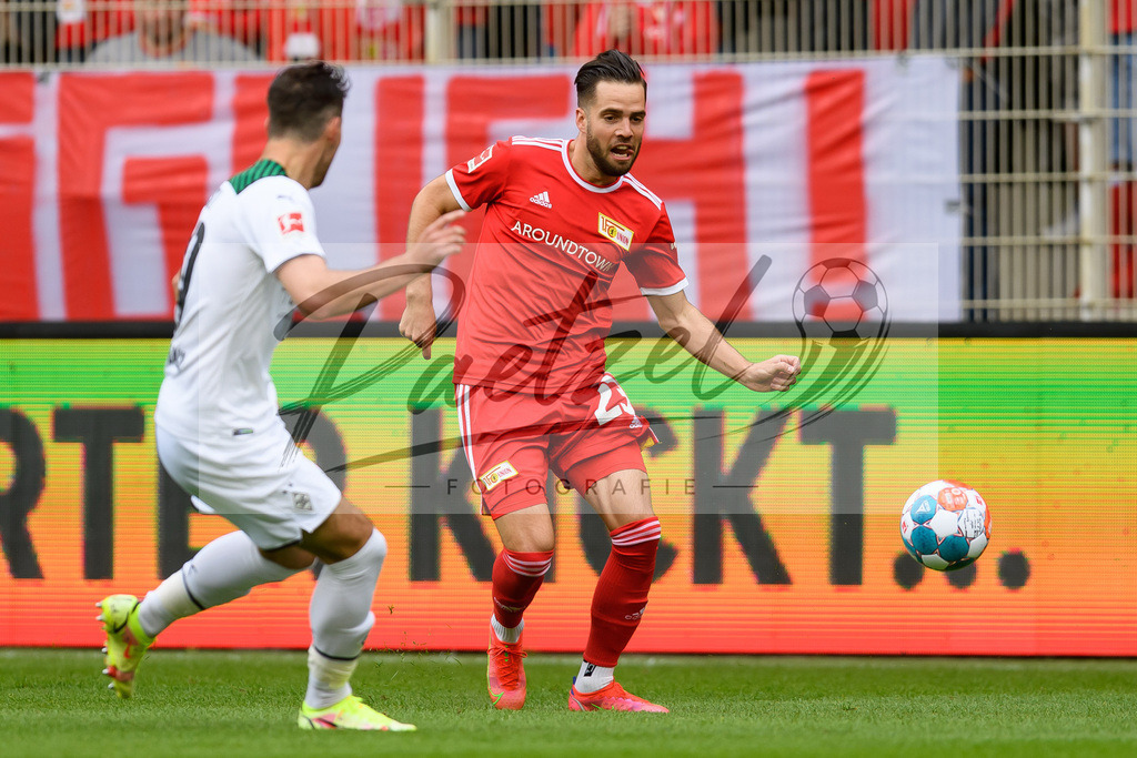 FCUBMG20210829_104 | Fussball, Herren: Niko Giesselmann (1.FC Union Berlin) in Aktion, am Ball, Einzelaktion beim Spiel der 1. Bundesliga zwischen 1. FC Union Berlin und Borussia Moenchengladbach im Stadion An der Alten Foersterei am 29.08.2021 in Berlin, Deutschland. - Realisiert mit Pictrs.com