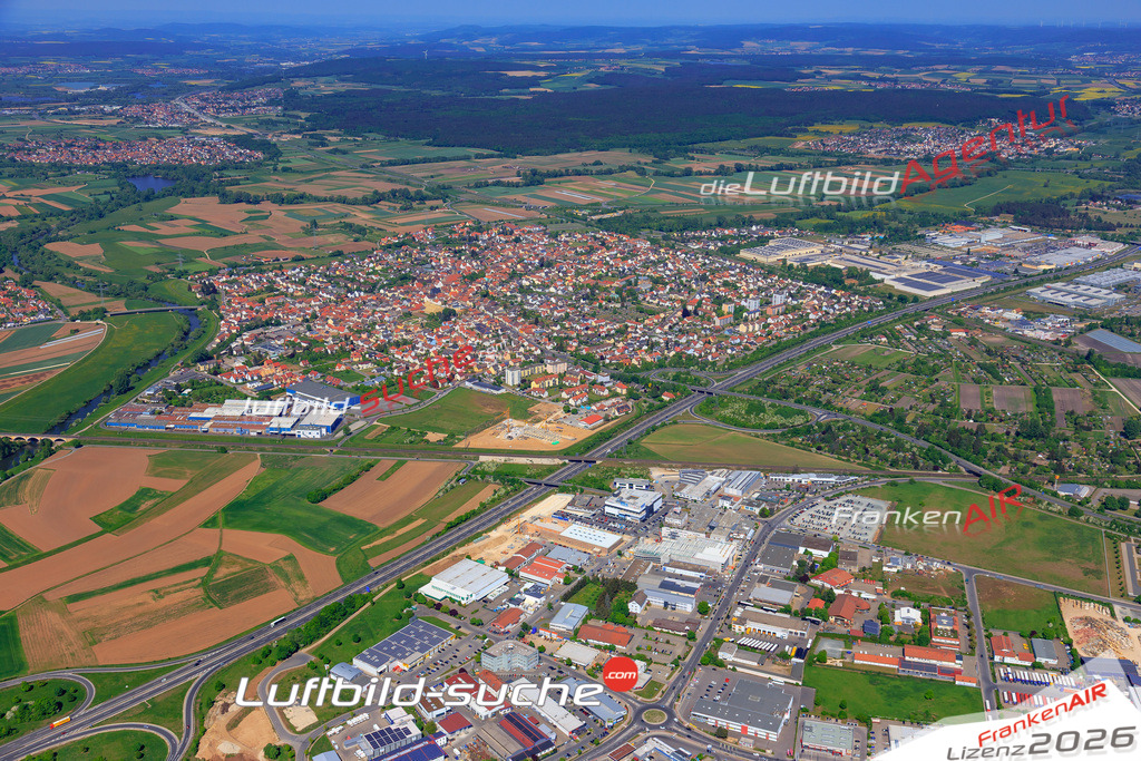 Das Luftbild der Stadt Hallstadt wurde 2018 vom Flugzeug heraus erstellt (keine Drohne) Aufnahmehöhe ca.400 Meter- hohe Auflösung für beste Druck-Qualität