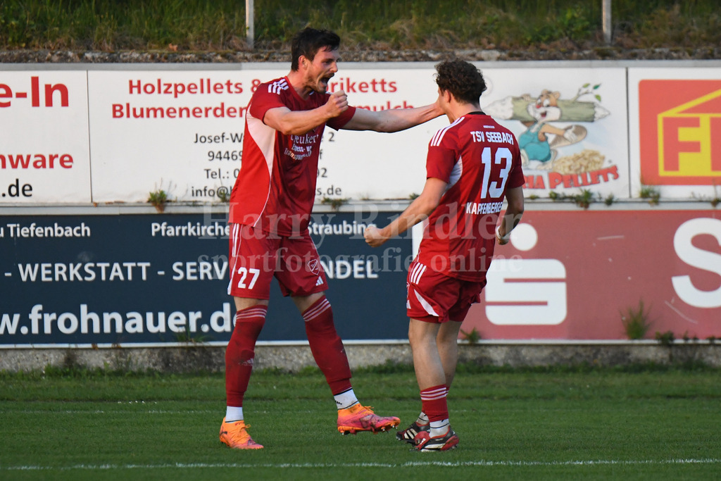 TSV Seebach : SpVgg Lam | Patrick Pfisterer (TSV Seebach #27) und Luca Kapfenberger (TSV Seebach #13) bejubeln den 2:1 Siegtreffer - Realisiert mit Pictrs.com