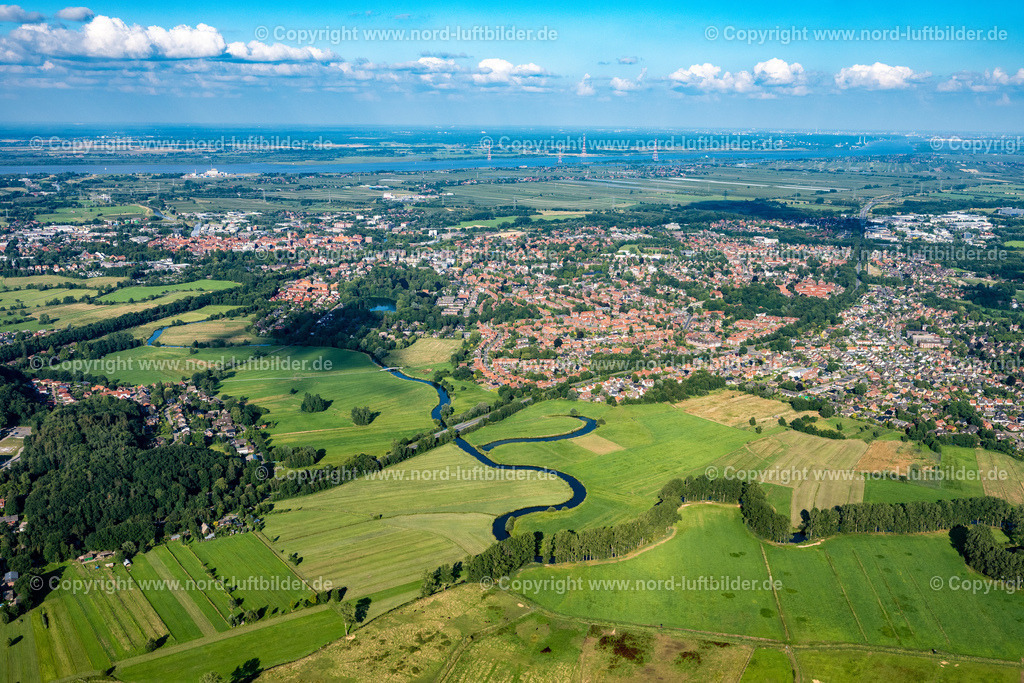 Stade_Schwingewiesen_ELS_5188060822 | STADE 06.08.2022 Grasflächen- Strukturen einer Wiesen- und Feld Landschaft in der Auen- Niederung der Schwinge mit Reflexionen zu Sonnenaufgang in Stade im Bundesland Niedersachsen, Deutschland. // Grassland structures of a meadow and field landscape in the lowland of Schwinge in Stade in the state Lower Saxony, Germany. Foto: Martin Elsen