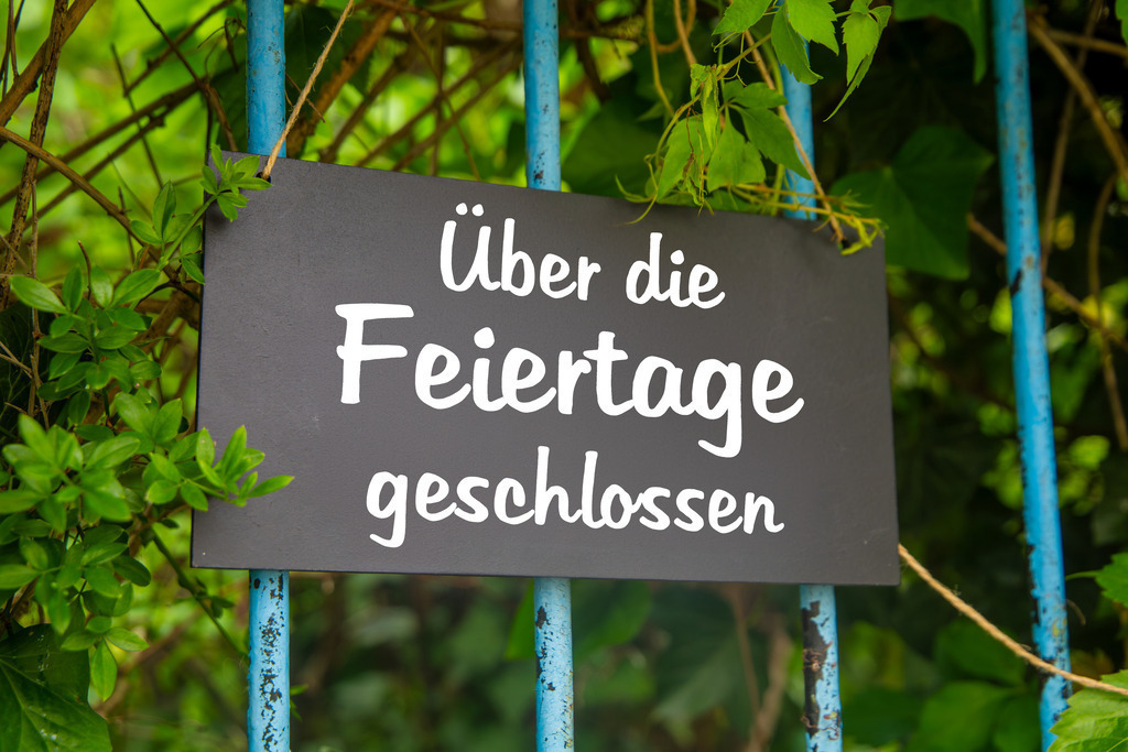Symbolbild Betriebsferien: Schild am Garten mit der Aufschrift ÜBER DIE FEIERTAGE GESCHLOSSEN | Symbolbild Betriebsferien: Schild am Garten mit der Aufschrift ÜBER DIE FEIERTAGE GESCHLOSSEN - Realisiert mit Pictrs.com