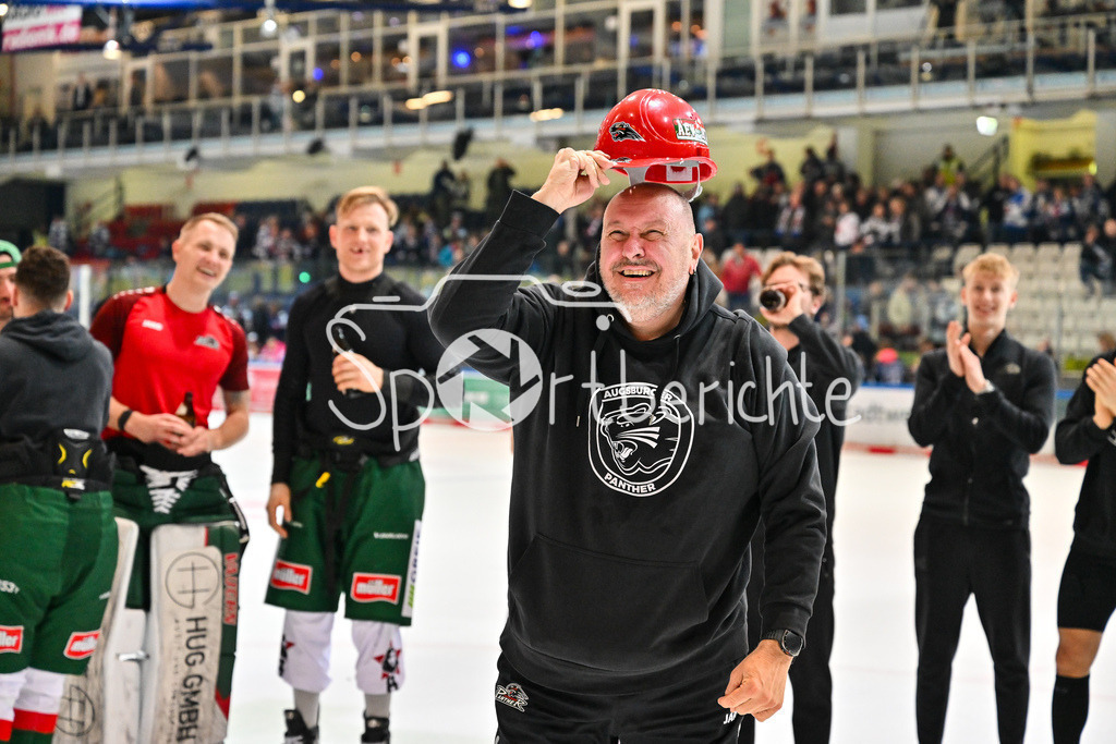 Iserlohn Roosters - Augsburger Panther | Die Spieler der Panther feiern zusammen mit den Fans den Klassenerhalt in Iserlohn / Freude / Happy / Abstieg / Absteiger / DEL: Iserlohn Roosters - Augsburger Panther, Eissporthalle Iserlohn am 07.03.2025 / Betreuer VOLKER REINHARDT