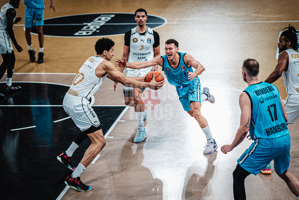 Basketball | Männer | Saison 2024/2025 | easyCredit Basketball Bundesliga | 14. Spieltag | Veolia Towers Hamburg vs. Basketball Löwen Braunschweig | 30.12.2024 | rechts Brae Ivey (#1, Veolia Towers Hamburg) verliert den Ball gegen Sananda Fru (#10, Basketball Löwen Braunschweig)