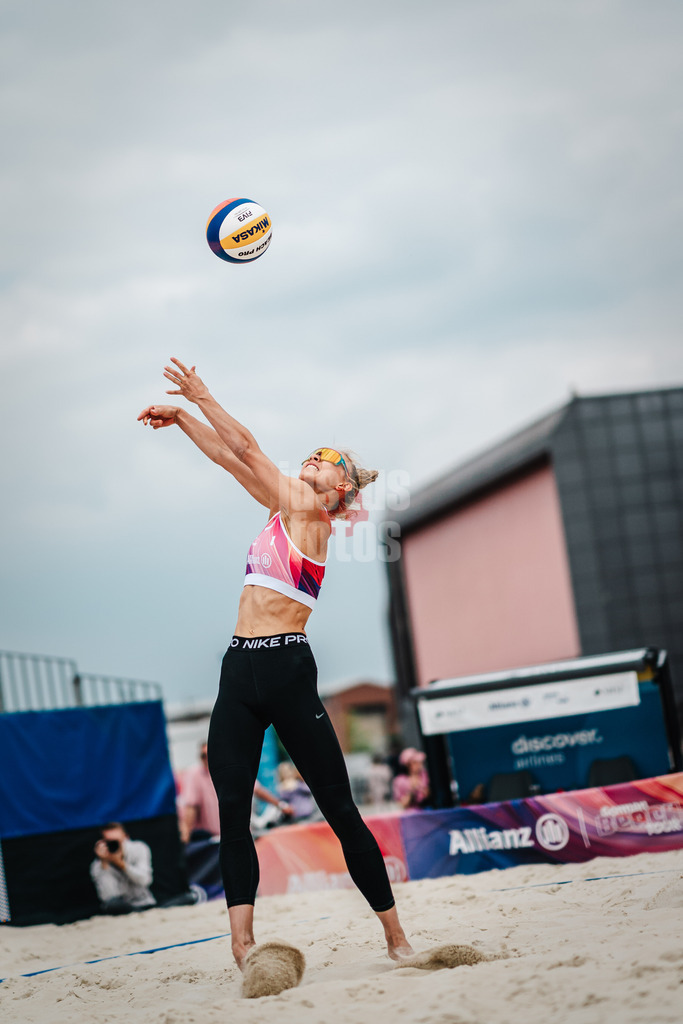 Beachvolleyball | Frauen | German Beach Tour 2024 | Tourstop Bremen | 08.06.2024 | Paula Schürholz nimmt den Ball an