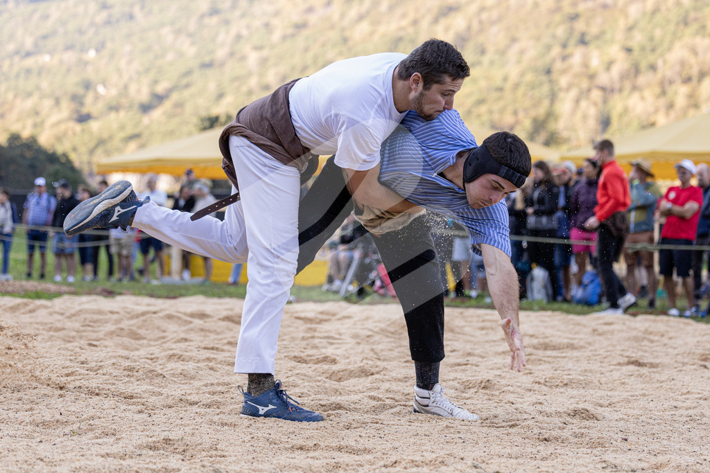 TESSINER2025_01_Gang_9376 | Die Schwinger des Schwyzer Kantonalen Schwingerverbandes: Fotos, die Dynamik und Leidenschaft festhalten, sowie emotionale Momente aus dem traditionellen Schwingsport zeigen. - Realisiert mit Pictrs.com